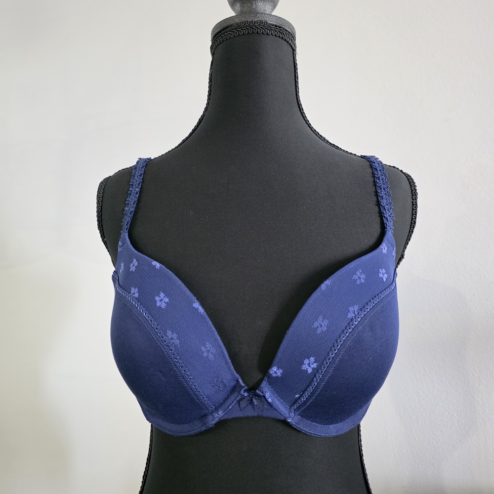 EUC Victoria's Secret Lined Plunge Bra - Size 36C
